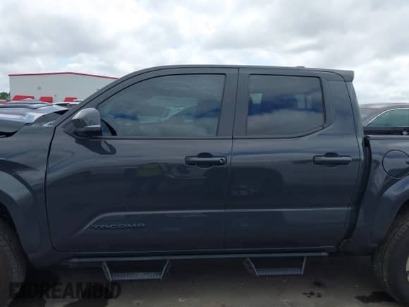2024 Toyota Tacoma SR5 z VIN 3TMLB5JN2RM051282, wystawiony jako IAAI lot #42370502 z przebiegiem 3 932 mil mil oraz . Historia ofert i sprzedaży dostępna na DreamBid. Obrazek 15.