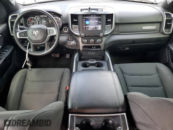 2020 Ram 1500 Big Horn z VIN 1C6RREFG6LN289012, wystawiony jako Copart lot #61009815 z przebiegiem 129 977 mil mil oraz Szkoda całkowita • Salvage title. Historia ofert i sprzedaży dostępna na DreamBid. Obrazek 8.