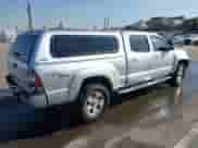 2013 Toyota Tacoma PreRunner z VIN 3TMKU4HN8DM034338, wystawiony jako IAAI lot #41808842 z przebiegiem 142 012 mil mil oraz . Historia ofert i sprzedaży dostępna na DreamBid. Obrazek 4.