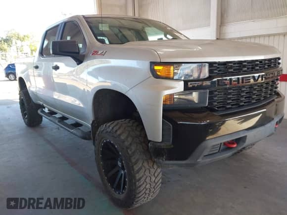 2020 Chevrolet Silverado 1500 Custom Trail Boss z VIN 1GCPYCEF2LZ142341, wystawiony jako IAAI lot #43430476 z przebiegiem 55 401 mil mil oraz . Historia ofert i sprzedaży dostępna na DreamBid. Obrazek 1.