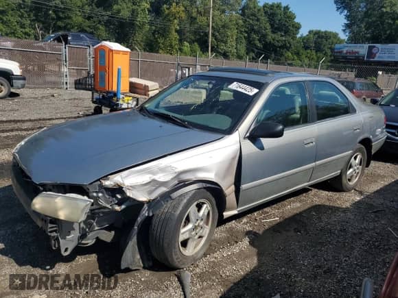 2001 Toyota Camry LE with VIN JT2BF22K310297129, listed as a Copart auction lot 71644425 with 271,407 mi miles and Salvage title. Bid and sale history available at DreamBid. Image 1.