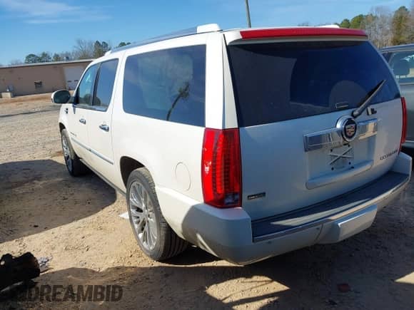 2011 Cadillac Escalade ESV Premium z VIN 1GYS4JEF1BR154922, wystawiony jako IAAI lot #41487239 z przebiegiem 154 979 mil mil oraz . Historia ofert i sprzedaży dostępna na DreamBid. Obrazek 3.