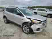 2018 Ford Escape SE z VIN 1FMCU9GD9JUA27475, wystawiony jako Copart lot #82301455 z przebiegiem 66 389 mil mil oraz Szkoda całkowita • Salvage title. Historia ofert i sprzedaży dostępna na DreamBid. Obrazek 4.