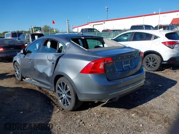 2018 Volvo S60 Inscription с VIN LYV402HK6JB172041, выставлен на аукционе IAAI как лот 43421663 с пробегом 51 239 миль миль и . История ставок и продаж доступна на DreamBid. Изображение 16.