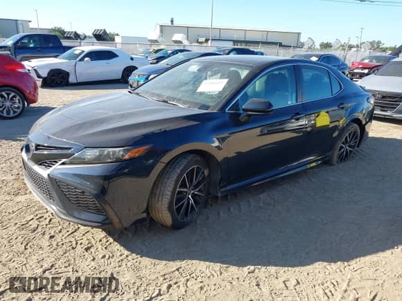 2021 Toyota Camry SE Nightshade z VIN 4T1G11AKXMU405598, wystawiony jako IAAI lot #43286695 z przebiegiem 59 916 mil mil oraz . Historia ofert i sprzedaży dostępna na DreamBid. Obrazek 2.