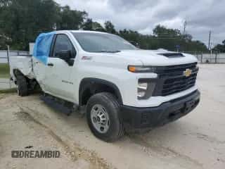 2024 Chevrolet Silverado 2500HD Work Truck z VIN 1GC4YLE7XRF336802, wystawiony jako Copart lot #81660825 z przebiegiem Nie podano mil oraz Szkoda całkowita • Salvage title. Historia ofert i sprzedaży dostępna na DreamBid. Obrazek 4.