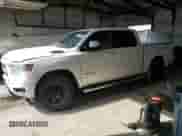 2020 Ram 1500 Big Horn z VIN 1C6RRFFG2LN230528, wystawiony jako Copart lot #68477545 z przebiegiem 83 738 mil mil oraz Szkoda całkowita • Salvage title. Historia ofert i sprzedaży dostępna na DreamBid. Obrazek 1.