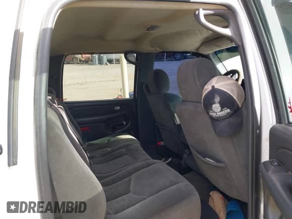 2005 Chevrolet Silverado 1500HD LT z VIN 1GCGK13U75F824529, wystawiony jako IAAI lot #40688365 z przebiegiem 264 669 mil mil oraz . Historia ofert i sprzedaży dostępna na DreamBid. Obrazek 8.