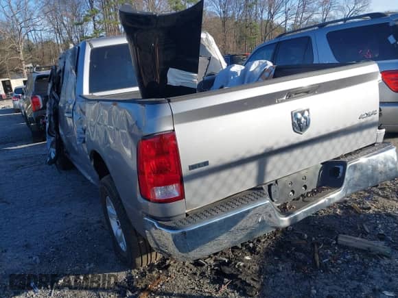 2021 Ram 1500 SLT z VIN 1C6RR7LG7MS532247, wystawiony jako IAAI lot #38329565 z przebiegiem Nie podano mil oraz . Historia ofert i sprzedaży dostępna na DreamBid. Obrazek 3.