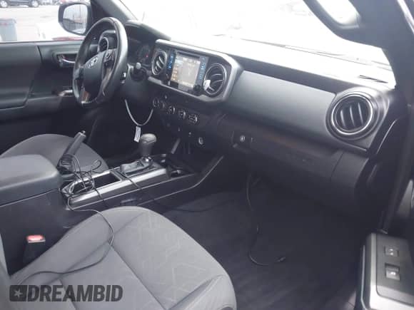 2016 Toyota Tacoma SR z VIN 5TFCZ5AN8GX002137, wystawiony jako IAAI lot #43262454 z przebiegiem 187 414 mil mil oraz . Historia ofert i sprzedaży dostępna na DreamBid. Obrazek 5.