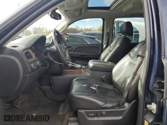 2009 Chevrolet Suburban LTZ z VIN 1GNFK36309R243475, wystawiony jako Copart lot #90379995 z przebiegiem 168 390 mil mil oraz Szkoda całkowita • Salvage title. Historia ofert i sprzedaży dostępna na DreamBid. Obrazek 7.