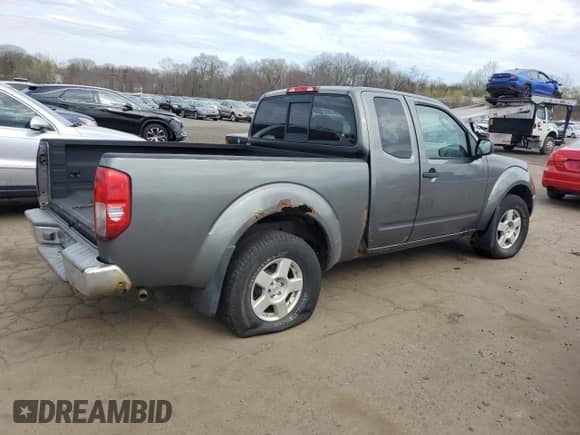 2005 Nissan Frontier SE z VIN 1N6AD06W45C442559, wystawiony jako Copart lot #53615895 z przebiegiem 136 822 mil mil oraz Czysty tytuł • Clean title. Historia ofert i sprzedaży dostępna na DreamBid. Obrazek 3.