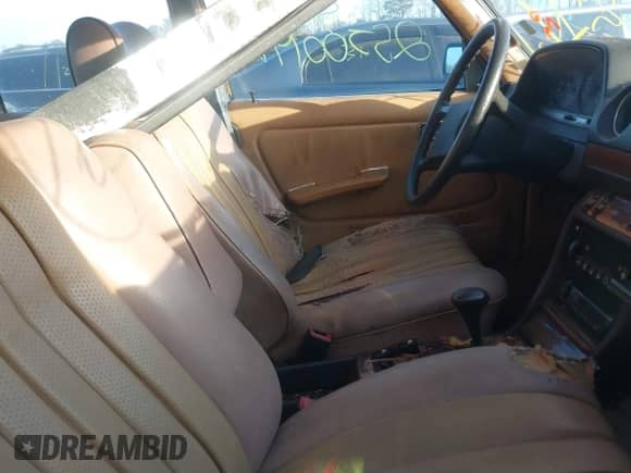 1984 Mercedes-Benz 300 D z VIN WDBAB33A9EA012300, wystawiony jako IAAI lot #41653395 z przebiegiem 397 820 mil mil oraz . Historia ofert i sprzedaży dostępna na DreamBid. Obrazek 5.