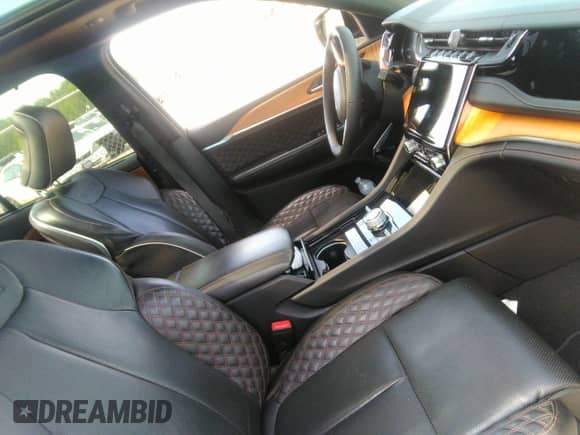 2022 Jeep Grand Cherokee Summit Reserve z VIN 1C4RJHEG8N8588988, wystawiony jako IAAI lot #42059989 z przebiegiem 51 699 mil mil oraz . Historia ofert i sprzedaży dostępna na DreamBid. Obrazek 5.