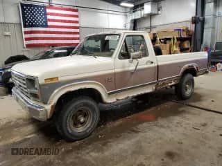 1986 Ford F-150 z VIN 1FTEF14N7GPB20380, wystawiony jako Copart lot #55316365 z przebiegiem 54 474 mil mil oraz Czysty tytuł • Clean title. Historia ofert i sprzedaży dostępna na DreamBid. Obrazek 1.