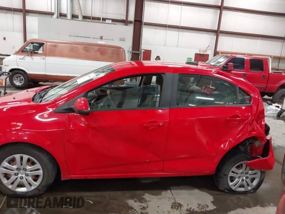 2017 Chevrolet Sonic LS z VIN 1G1JB5SH6H4147743, wystawiony jako IAAI lot #43099349 z przebiegiem 84 511 mil mil oraz . Historia ofert i sprzedaży dostępna na DreamBid. Obrazek 13.