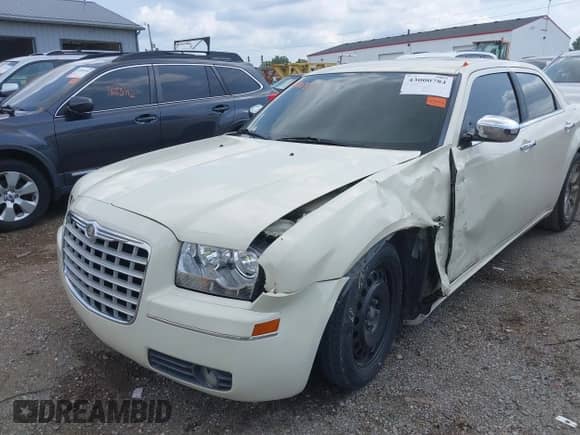 2010 Chrysler 300 Touring z VIN 2C3CA5CV6AH330449, wystawiony jako IAAI lot #43000784 z przebiegiem 185 170 mil mil oraz . Historia ofert i sprzedaży dostępna na DreamBid. Obrazek 6.