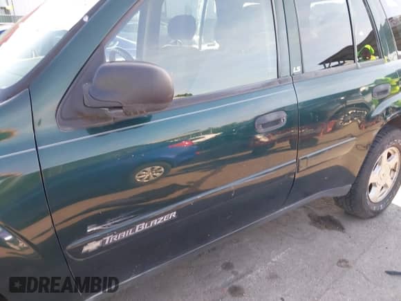 2002 Chevrolet TrailBlazer LTZ z VIN 1GNDT13S822352611, wystawiony jako IAAI lot #42818024 z przebiegiem 196 858 mil mil oraz . Historia ofert i sprzedaży dostępna na DreamBid. Obrazek 17.