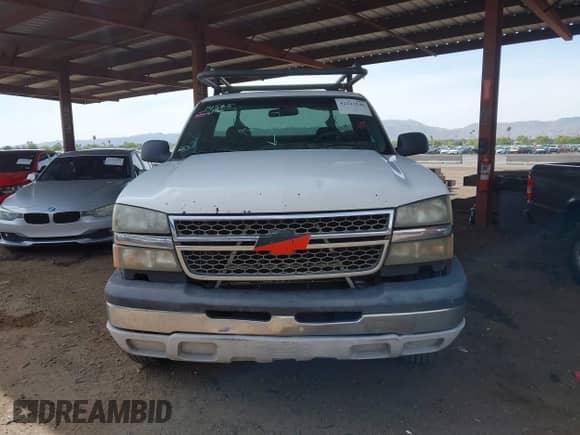 2005 Chevrolet Silverado 2500HD Work Truck with VIN 1GCHC24U05E275672, listed as a IAAI auction lot 42243540 with 179,665 mi miles and . Bid and sale history available at DreamBid. Image 13.