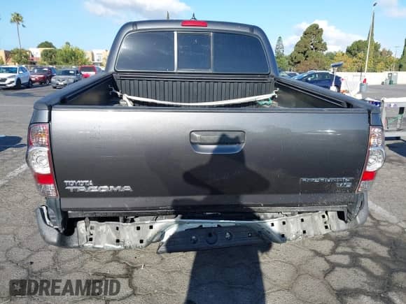 2015 Toyota Tacoma PreRunner z VIN 3TMJU4GNXFM177811, wystawiony jako IAAI lot #43176687 z przebiegiem 129 127 mil mil oraz . Historia ofert i sprzedaży dostępna na DreamBid. Obrazek 6.