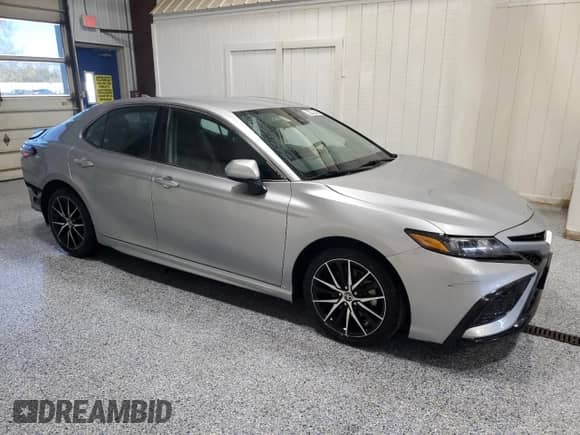 2023 Toyota Camry SE z VIN 4T1G11AK6PU818767, wystawiony jako Copart lot #86149815 z przebiegiem 45 434 mil mil oraz Czysty tytuł • Clean title. Historia ofert i sprzedaży dostępna na DreamBid. Obrazek 4.