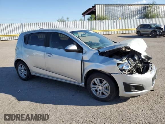 2015 Chevrolet Sonic LT z VIN 1G1JC6SH9F4123355, wystawiony jako Copart lot #84049225 z przebiegiem 99 933 mil mil oraz Szkoda całkowita • Salvage title. Historia ofert i sprzedaży dostępna na DreamBid. Obrazek 4.