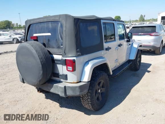 2007 Jeep Wrangler Unlimited Sahara z VIN 1J4GA591X7L101991, wystawiony jako IAAI lot #43233527 z przebiegiem 156 024 mil mil oraz . Historia ofert i sprzedaży dostępna na DreamBid. Obrazek 4.
