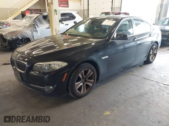 2013 BMW 5 Series 528i z VIN WBAXG5C59DDY30938, wystawiony jako IAAI lot #43155758 z przebiegiem 146 304 mil mil oraz . Historia ofert i sprzedaży dostępna na DreamBid. Obrazek 17.