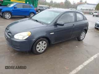 2010 Hyundai Accent GS z VIN KMHCM3AC7AU172558, wystawiony jako IAAI lot #43591659 z przebiegiem 123 621 mil mil oraz . Historia ofert i sprzedaży dostępna na DreamBid. Obrazek 2.