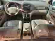 2004 Toyota Sienna XLE z VIN 5TDBA22CX4S001118, wystawiony jako Copart lot #65920175 z przebiegiem 251 232 mil mil oraz Szkoda całkowita • Salvage title. Historia ofert i sprzedaży dostępna na DreamBid. Obrazek 8.