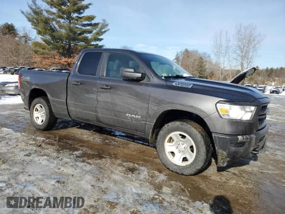 2019 Ram 1500 Tradesman z VIN 1C6SRFCT9KN601847, wystawiony jako Copart lot #43017365 z przebiegiem 107 667 mil mil oraz Szkoda całkowita • Salvage title. Historia ofert i sprzedaży dostępna na DreamBid. Obrazek 4.