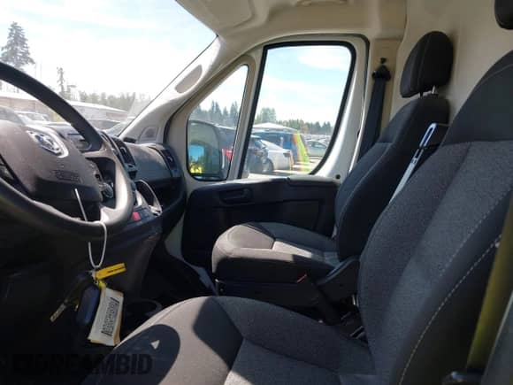 2018 Ram ProMaster Cargo z VIN 3C6TRVNG2JE142095, wystawiony jako IAAI lot #42593517 z przebiegiem 209 360 mil mil oraz . Historia ofert i sprzedaży dostępna na DreamBid. Obrazek 5.