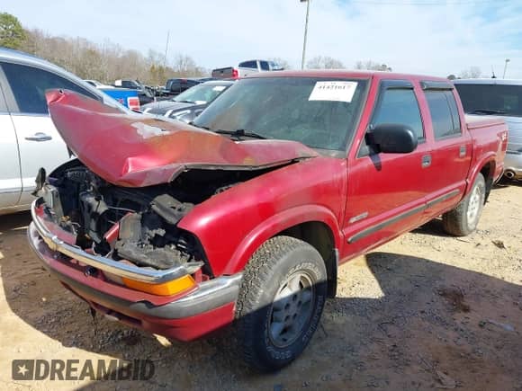 2001 Chevrolet S-10 LS with VIN 1GCDT13W81K212665, listed as a IAAI auction lot 41421617 with Not provided miles and . Bid and sale history available at DreamBid. Image 16.