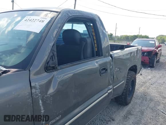 2000 Chevrolet Silverado 1500 LS with VIN 1GCEC14W3YZ303315, listed as a IAAI auction lot 42422748 with 274,514 mi miles and . Bid and sale history available at DreamBid. Image 6.