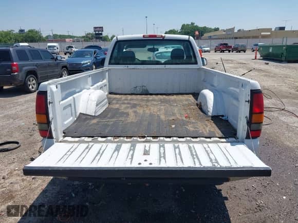 2007 GMC Sierra 1500 Work Truck z VIN 3GTEC14X07G163800, wystawiony jako IAAI lot #42448674 z przebiegiem 294 646 mil mil oraz . Historia ofert i sprzedaży dostępna na DreamBid. Obrazek 16.