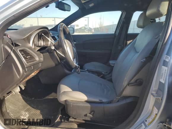 2014 Chrysler 200 Touring с VIN 1C3CCBBB3EN186467, выставлен на аукционе Copart как лот 42313585 с пробегом 188 410 миль миль и Чистый • Clean title. История ставок и продаж доступна на DreamBid. Изображение 7.