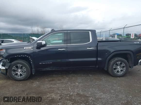 2025 GMC Sierra 1500 SLT z VIN 3GTUUDED6SG352796, wystawiony jako IAAI lot #43512356 z przebiegiem 11 490 mil mil oraz . Historia ofert i sprzedaży dostępna na DreamBid. Obrazek 14.