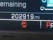 2019 Chevrolet Suburban LT z VIN 1GNSCHKC9KR357351, wystawiony jako IAAI lot #42133855 z przebiegiem 202 919 mil mil oraz . Historia ofert i sprzedaży dostępna na DreamBid. Obrazek 7.