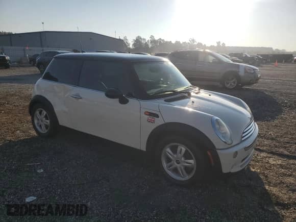 2006 MINI Hardtop with VIN WMWRC33536TK66138, listed as a Copart auction lot 81620335 with 128,877 mi miles and Salvage title. Bid and sale history available at DreamBid. Image 4.