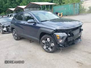 2025 Hyundai Kona SEL с VIN KM8HBCABXSU241263, выставлен на аукционе IAAI как лот 42729941 с пробегом 6 255 миль миль и . История ставок и продаж доступна на DreamBid. Изображение 1.
