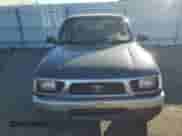 1997 Toyota Tacoma z VIN 4TAWM72N4VZ324227, wystawiony jako Copart lot #50633325 z przebiegiem 296 625 mil mil oraz Czysty tytuł • Clean title. Historia ofert i sprzedaży dostępna na DreamBid. Obrazek 5.