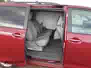 2017 Toyota Sienna XLE z VIN 5TDYZ3DC3HS847876, wystawiony jako IAAI lot #43288058 z przebiegiem 95 784 mil mil oraz . Historia ofert i sprzedaży dostępna na DreamBid. Obrazek 8.