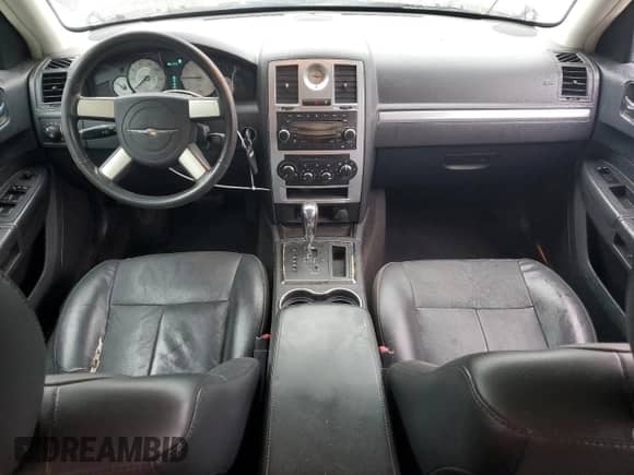 2010 Chrysler 300 Touring с VIN 2C3CA5CV2AH241719, выставлен на аукционе Copart как лот 81787025 с пробегом 86 177 миль миль и Списание • Salvage title. История ставок и продаж доступна на DreamBid. Изображение 8.