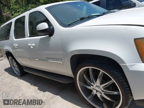 2007 Chevrolet Suburban LTZ with VIN 3GNFK16377G101075, listed as a IAAI auction lot 43025258 with Not provided miles and . Bid and sale history available at DreamBid. Image 13.