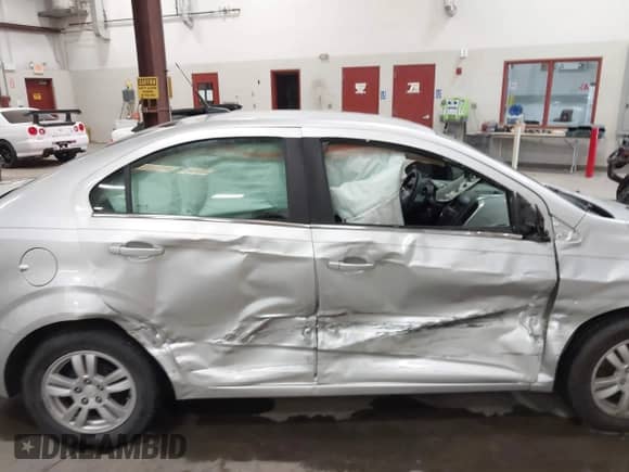 2014 Chevrolet Sonic LT z VIN 1G1JC5SH8E4131603, wystawiony jako IAAI lot #42896356 z przebiegiem 103 663 mil mil oraz . Historia ofert i sprzedaży dostępna na DreamBid. Obrazek 18.