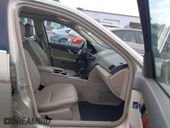 2010 Mercedes-Benz C 300 Sport с VIN WDDGF8BB2AF436136, выставлен на аукционе IAAI как лот 43057764 с пробегом 85 539 миль миль и . История ставок и продаж доступна на DreamBid. Изображение 5.