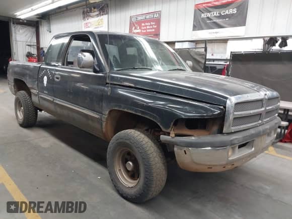 1996 Dodge 1500 z VIN 3B7HF13Z4TM123738, wystawiony jako IAAI lot #42866511 z przebiegiem 186 605 mil mil oraz . Historia ofert i sprzedaży dostępna na DreamBid. Obrazek 1.