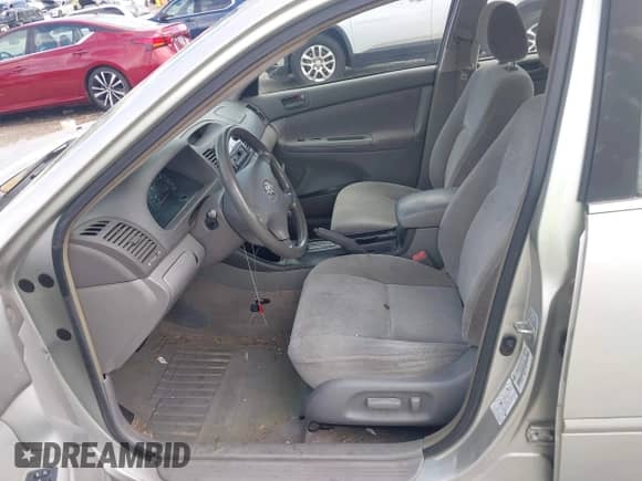 2002 Toyota Camry LE z VIN JTDBE32K320094291, wystawiony jako IAAI lot #42970747 z przebiegiem 198 294 mil mil oraz . Historia ofert i sprzedaży dostępna na DreamBid. Obrazek 5.