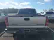 2005 Chevrolet Silverado 1500 LS z VIN 2GCEC19V751152385, wystawiony jako IAAI lot #43360918 z przebiegiem 158 152 mil mil oraz . Historia ofert i sprzedaży dostępna na DreamBid. Obrazek 19.