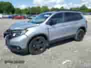 2021 Honda Passport Sport z VIN 5FNYF7H29MB002515, wystawiony jako Copart lot #58759645 z przebiegiem 61 602 mil mil oraz Szkoda całkowita • Salvage title. Historia ofert i sprzedaży dostępna na DreamBid. Obrazek 1.